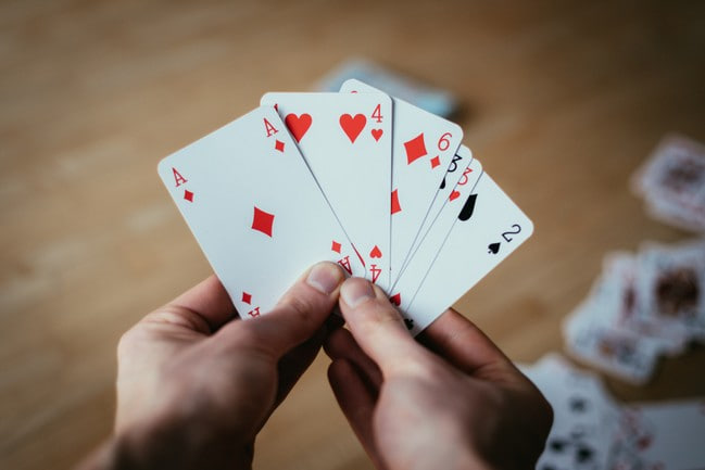 พิชิตหรือพ่าย? KUBET คาสิโน ถูกกล่าวหาว่า “ล็อกเรต” โอกาสชนะน้อยนิด
